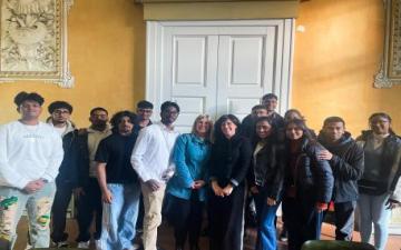 Francesca Moro e Margherita Di Salvo con i ragazzi della comunità srilankese